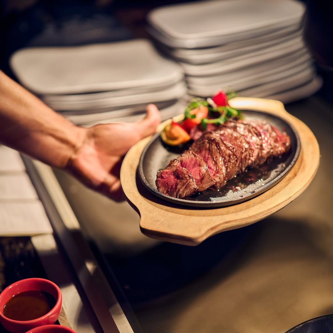 Corte de carne en restaurante Humo en Los Cabos. 