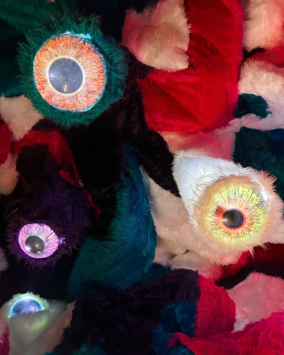 Sala interactiva con alfombra y ojos