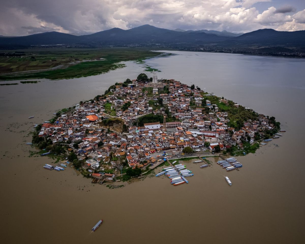 Isla de Janitzio es un destino mayormente visitado durante el Día de Muertos 