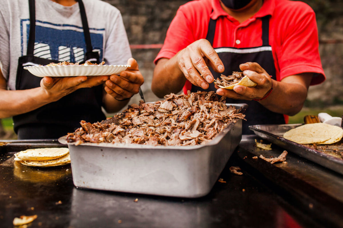Las carnitas son un plato típico de la cocina michoacana 