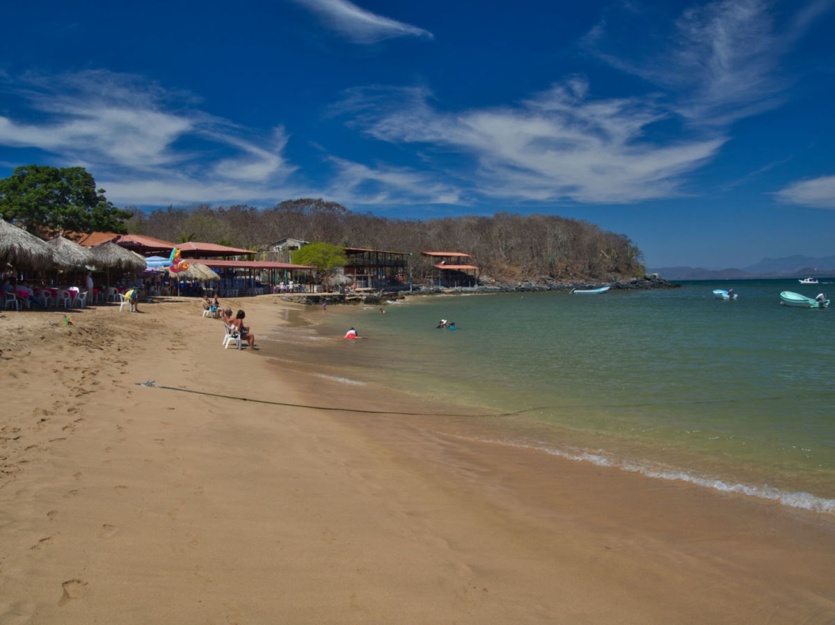 la playa ixtapa tiene cuatro playas