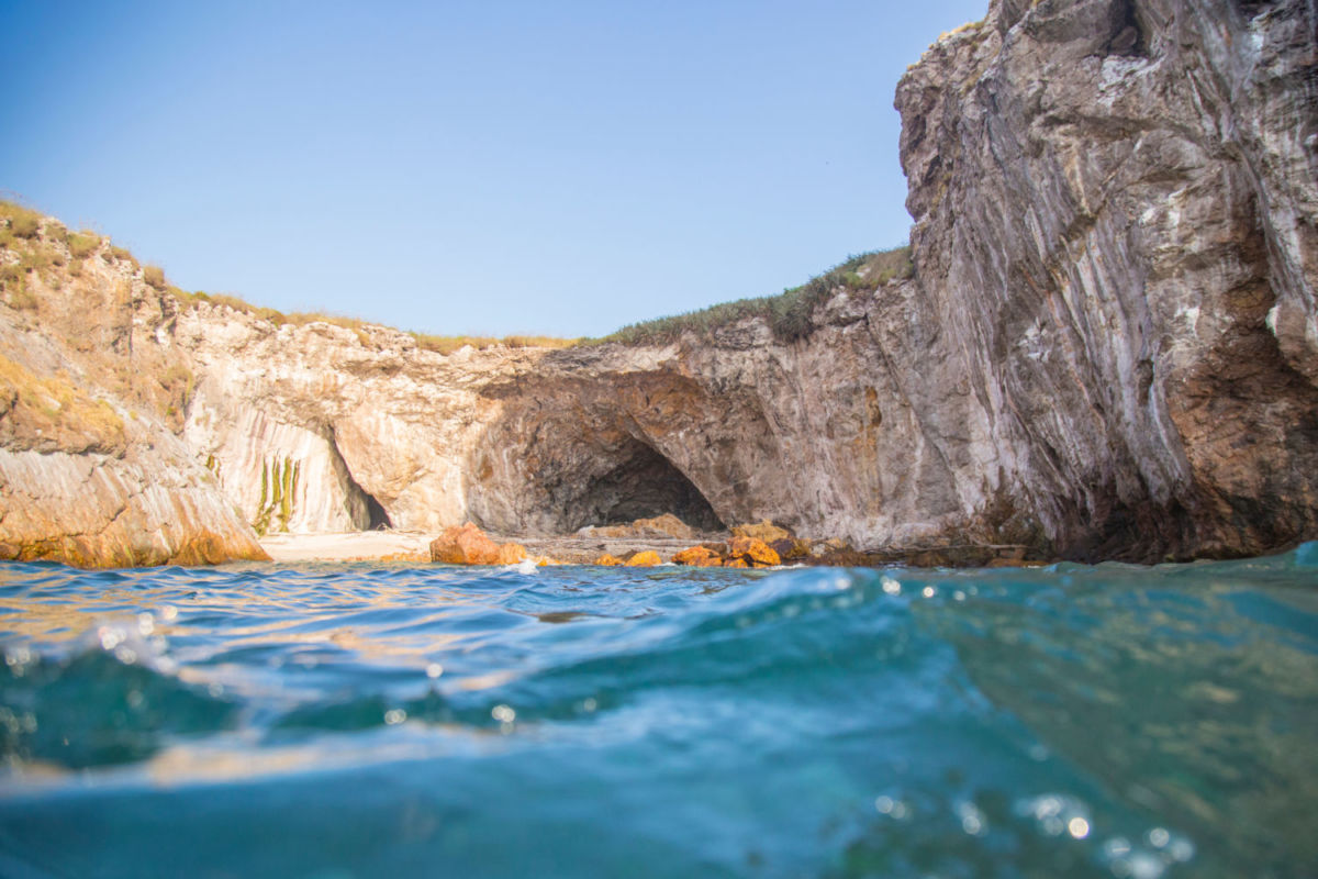 debido a su tipo de suelo, islas marietas cuenta con múltiples playas ocultas en enormes cavernas y arcos de piedra de lo más vistosos