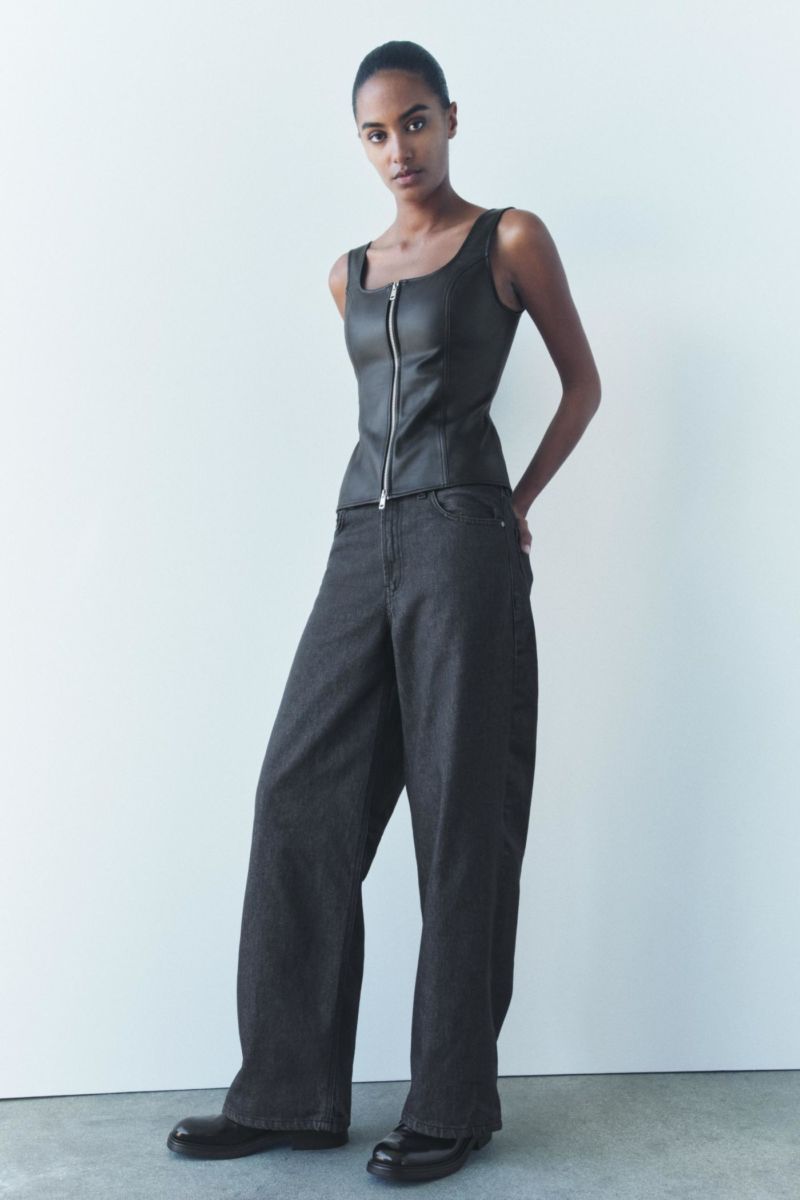 Los pantalones baggy tiene una silueta holgada 