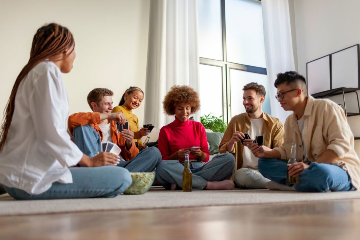 Amigos jugando cartas en casa.