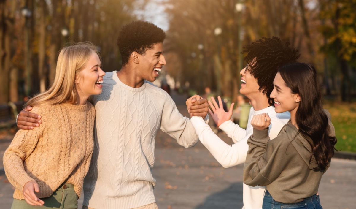 Haz tu amistad más fuerte y duradera con este set de juegos de cartas. 