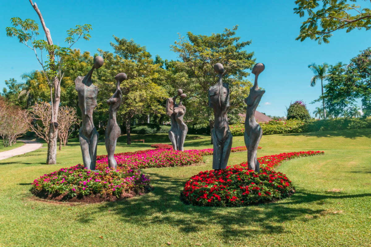 Un laberinto con esculturas para encontrarse a través del arte
