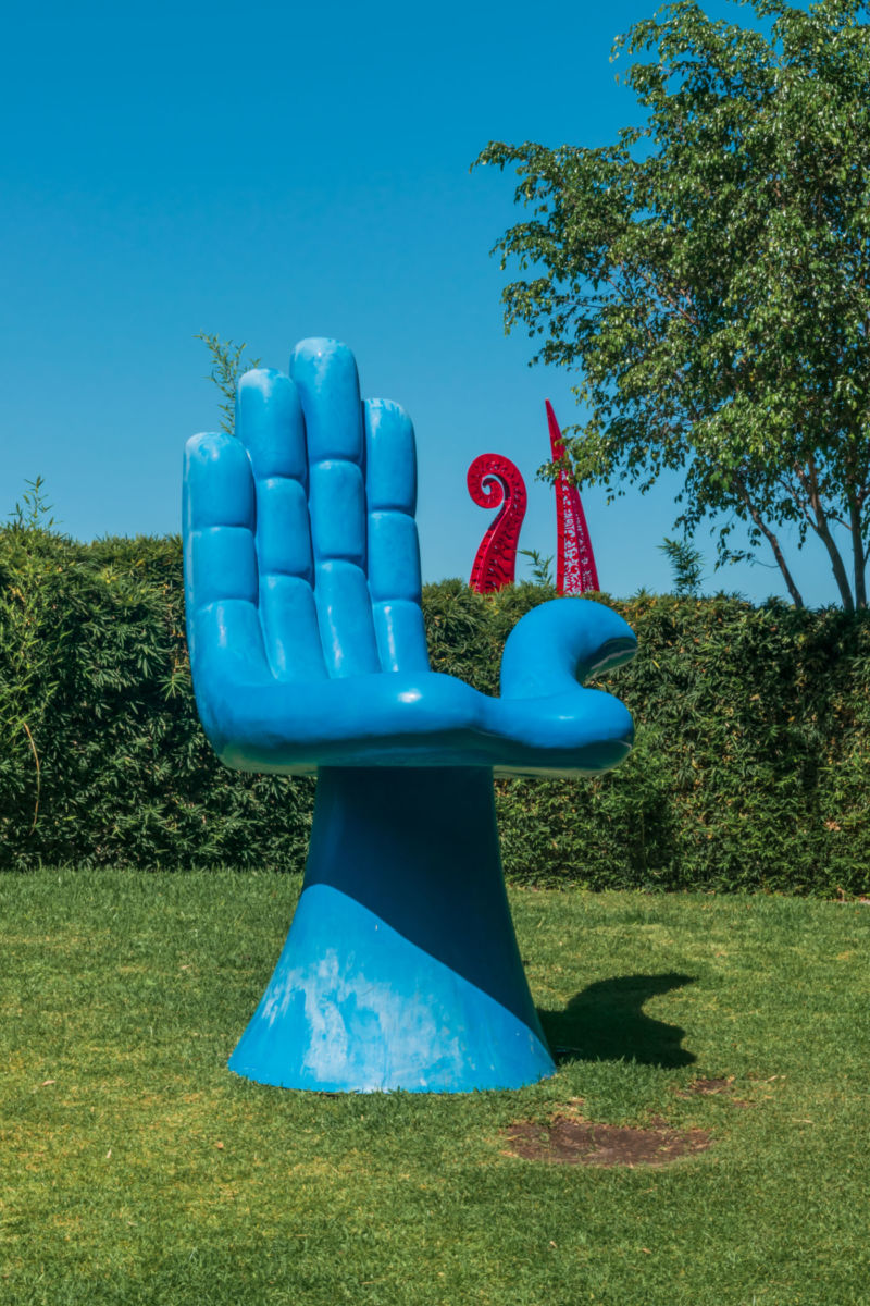 ‘Mano silla monumental’ de Pedro Friedeberg en el Laberinto de los Sentidos