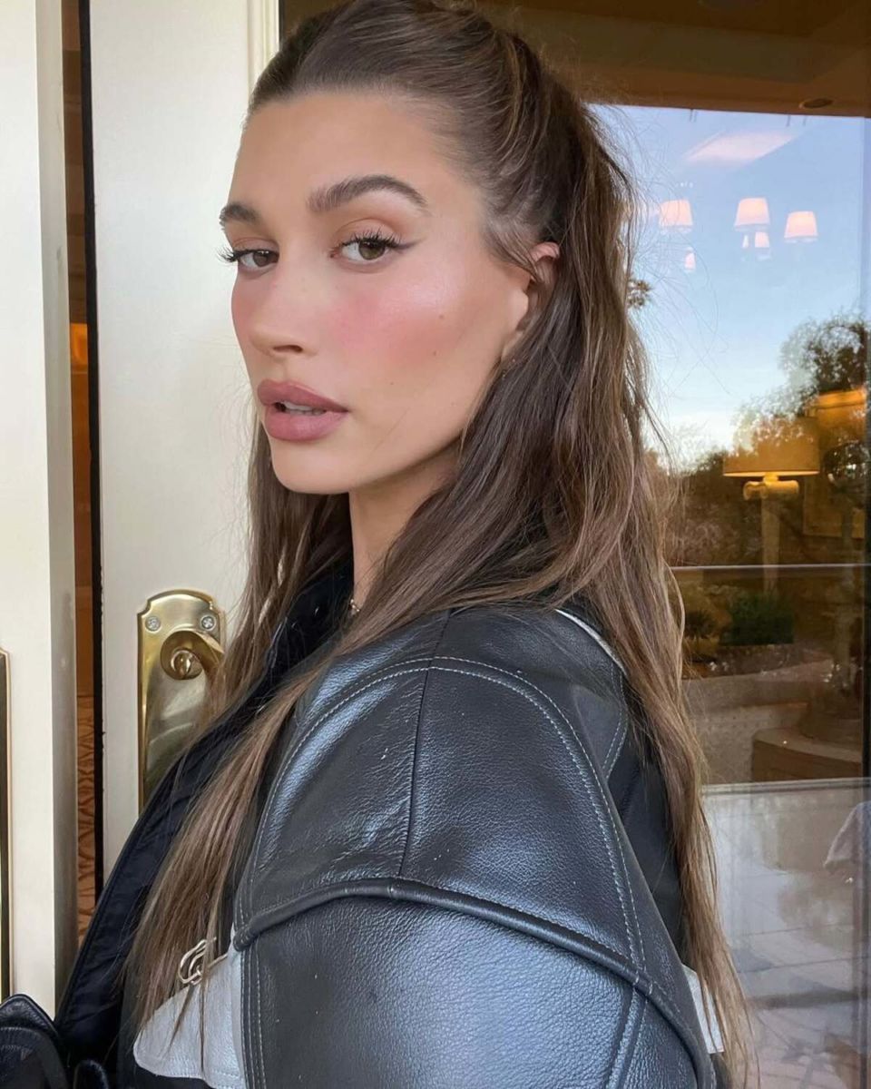Hailey Bieber creó labiales con péptidos