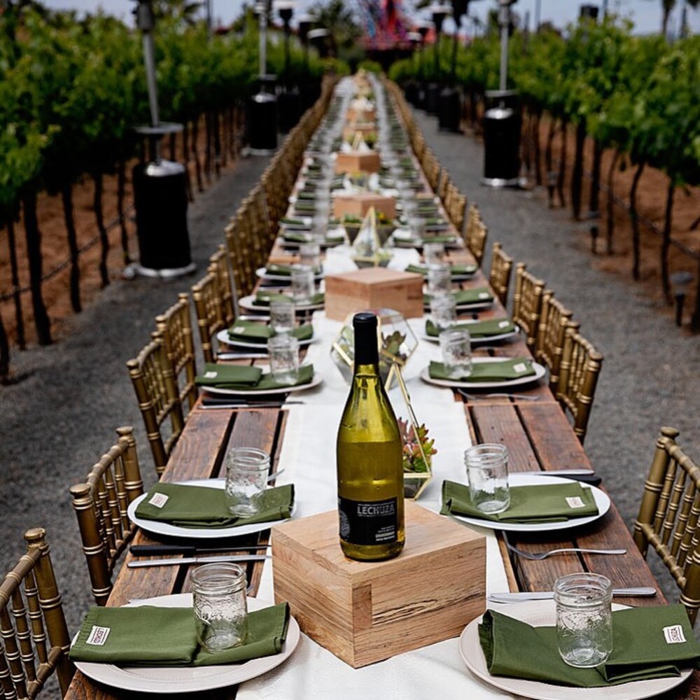 Mesa lista para evento en Lechuza Vineyard, Valle de Guadalupe.