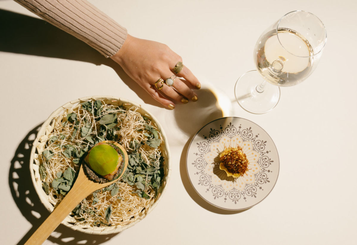 Cocina francesa y mexicana dentro de una galería de arte. 