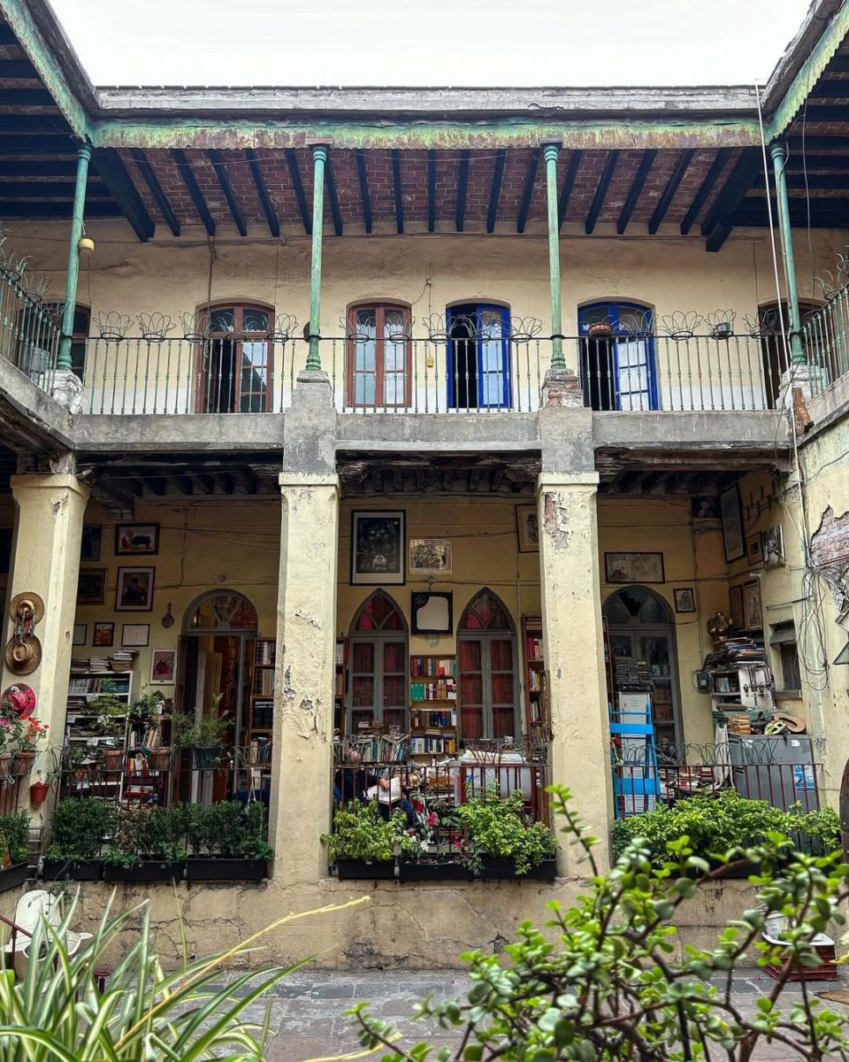 Librería Niña Oscura en una casona porfirana en la Santa María la Ribera 
