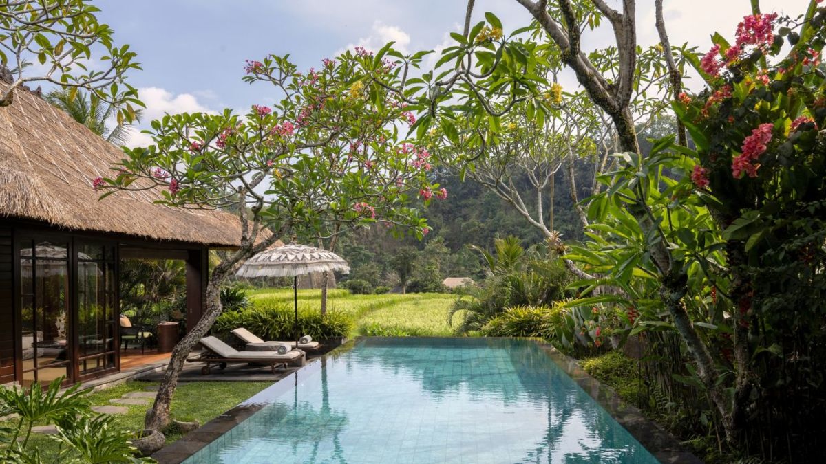 la reserva de ritz carlton en bali está en medio de la selva, el río y los campos de arroz