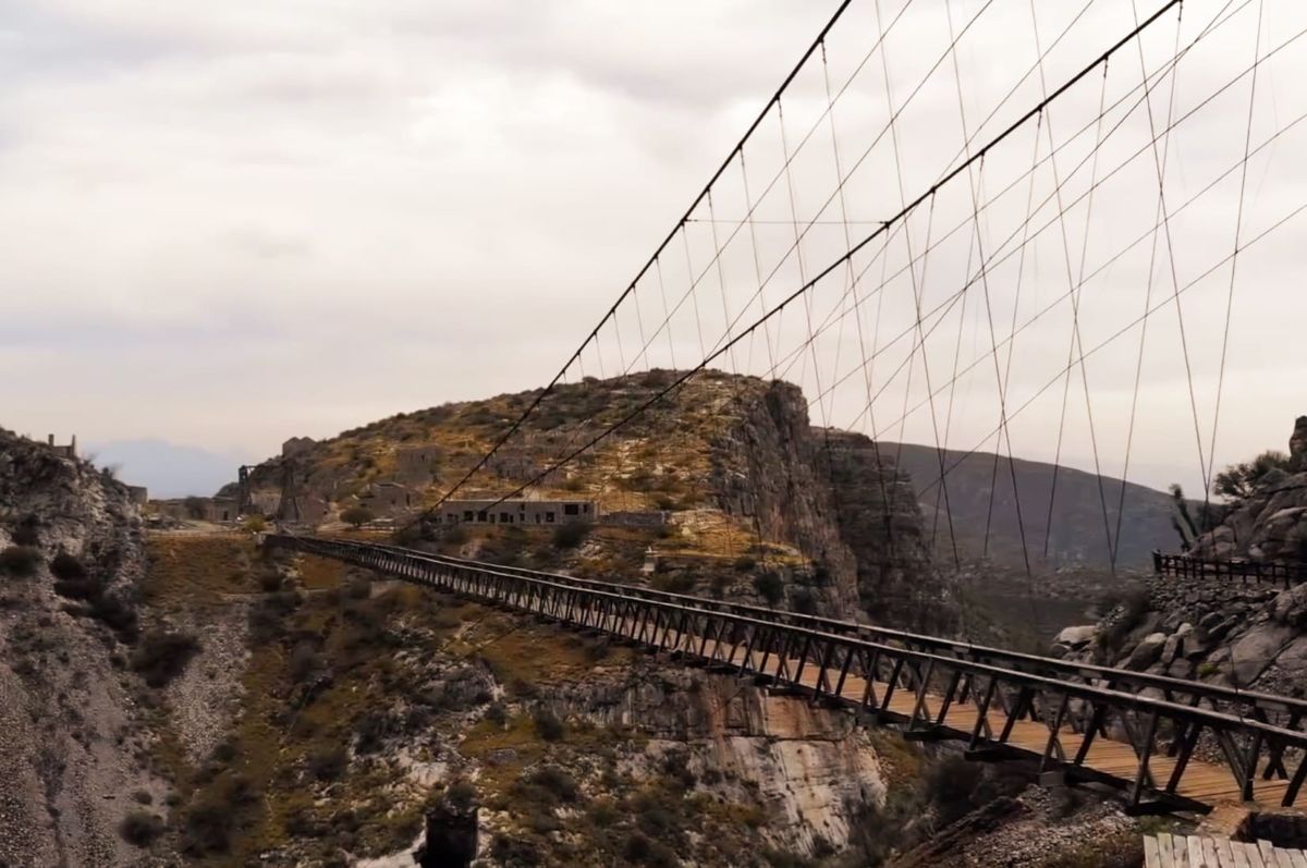 Casi nadie habla de él, pero este pueblo minero en Durango tiene un puente colgante y pinturas rupestres