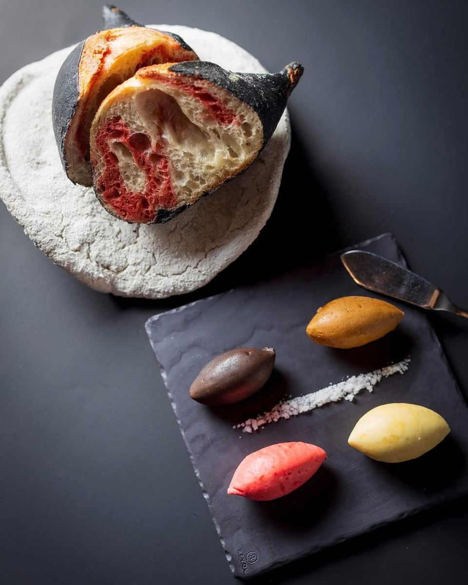 pan de masa madre acompañada de cuatro mantequillas