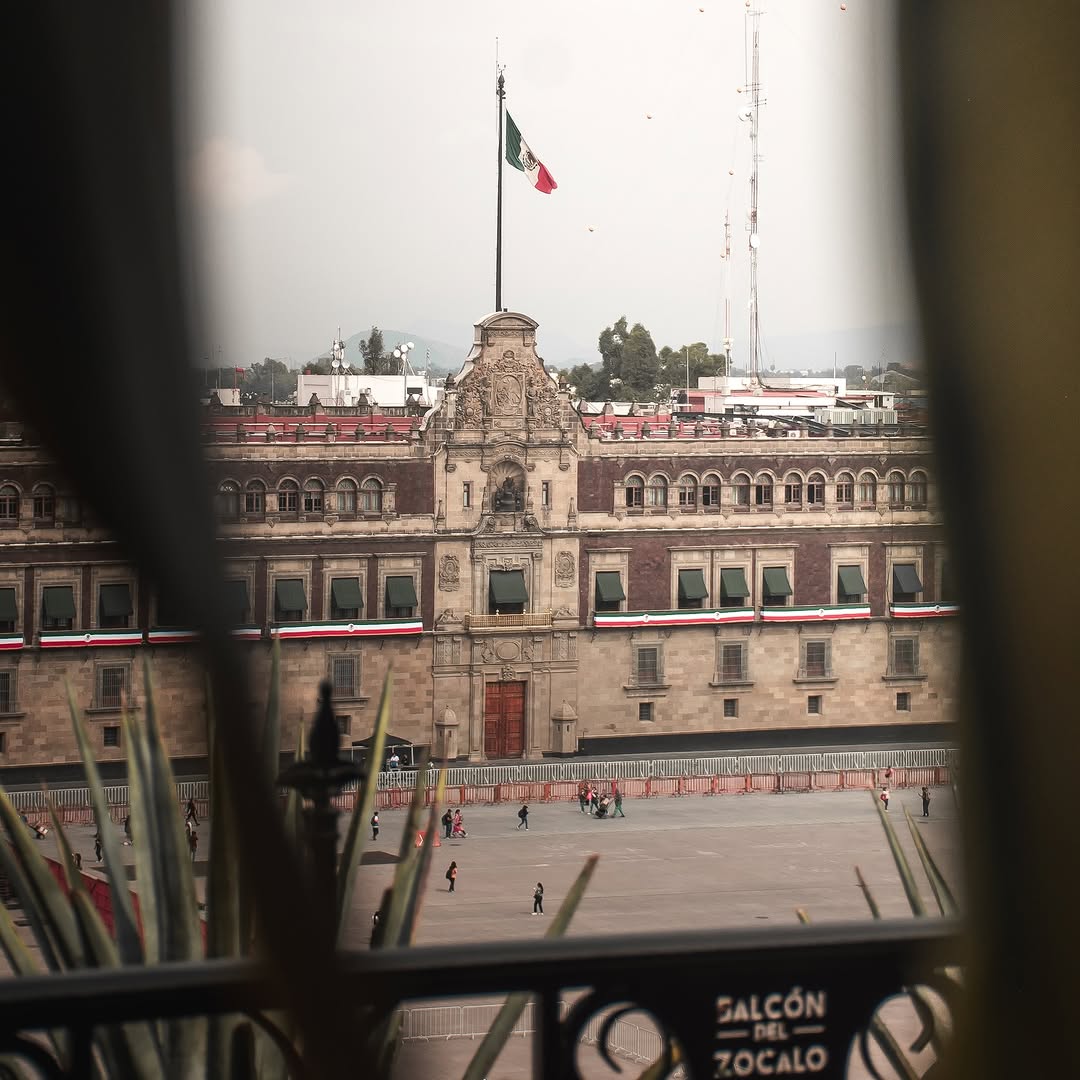 vista de palacio nacional desde balcón del zócalo