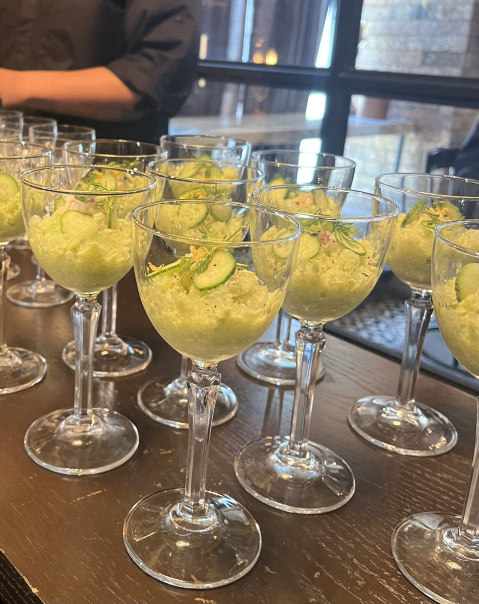 leche de tigre helada con pepino y pimienta, servida con aguardiente de caña con un macerado de insectos y oro comestible