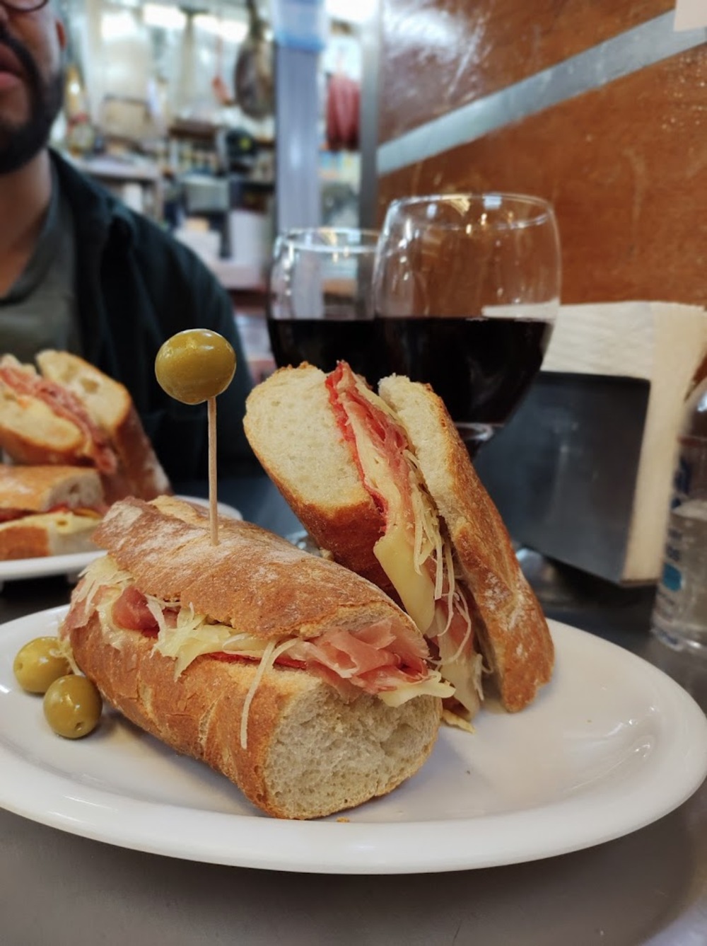 vino y baguettes en el mercado san juan pugibet