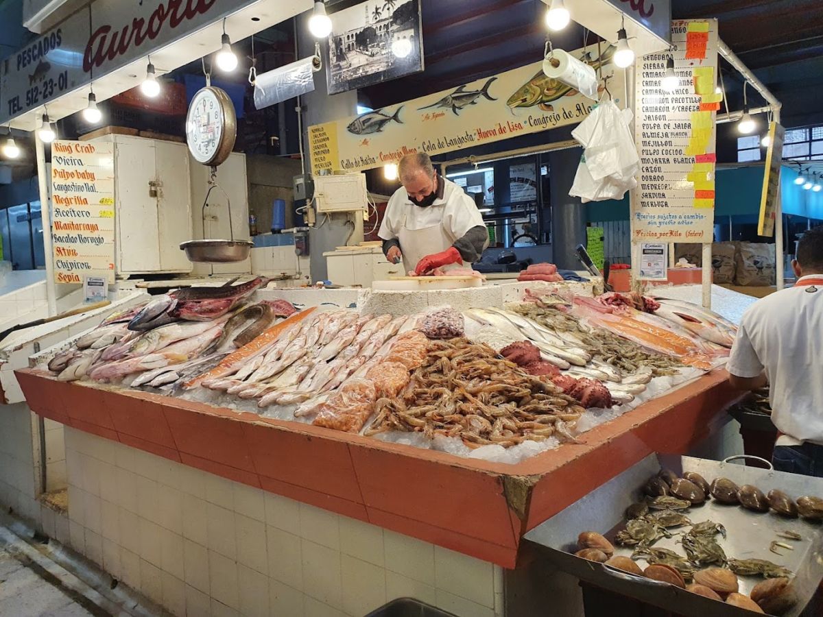 puesto de pescados en el mercado san juan pugibet