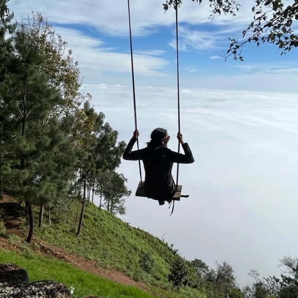 Siente que vuelas en el columpio en el Mirador de Ahíla 