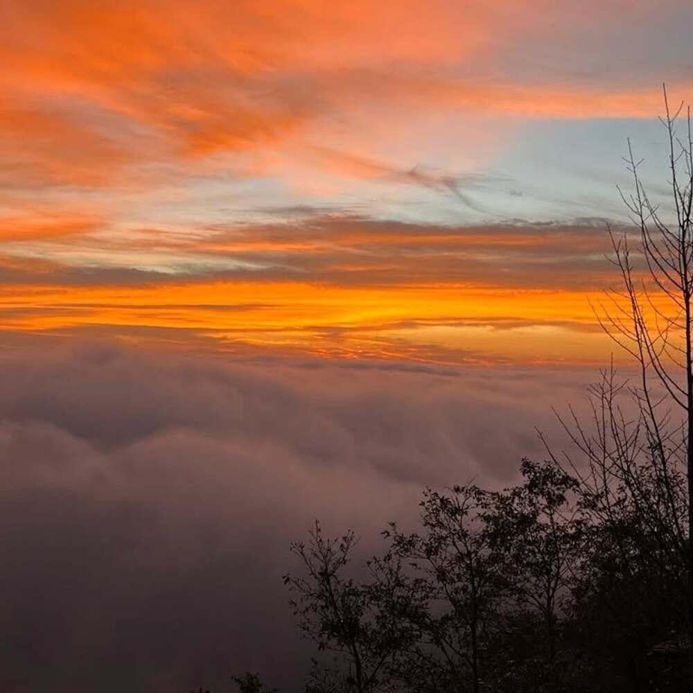 Maravíllate con los colores cambiantes del cielo en el Mirador de Ahíla
