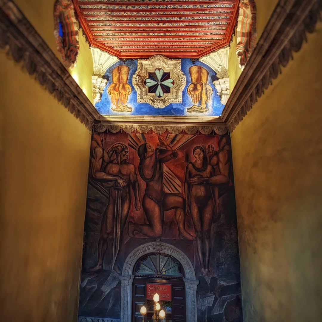 Mural de Orozco en el Sanborns de los Azulejos, CDMX 