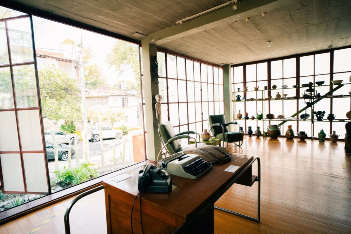 El museo exhibe varias obras de Diego y Frida, junto con una parte de su colección de piezas prehispánicas