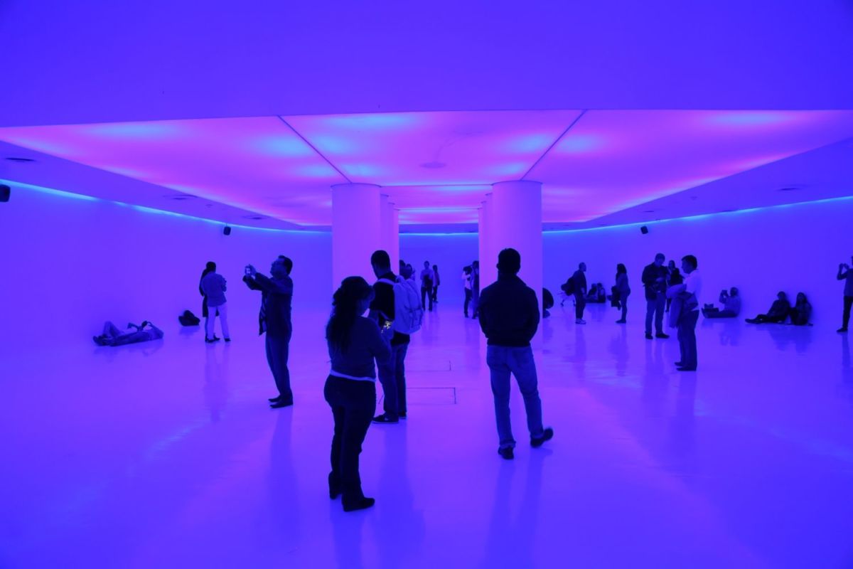 Centro de Cultura Digital debajo de la Estela de Luz