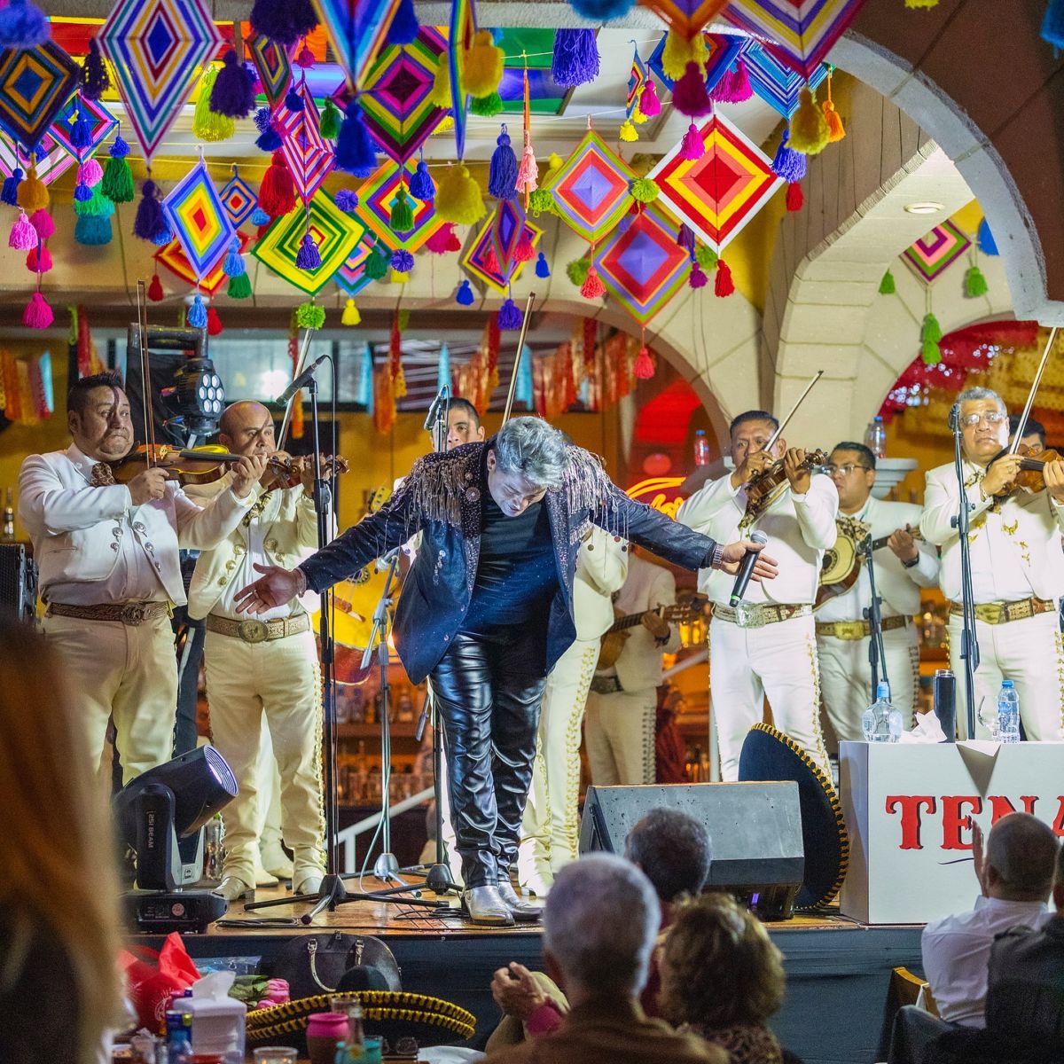 Lleva tu celebración de cumpleaños al siguiente nivel en estos restaurantes con música en vivo