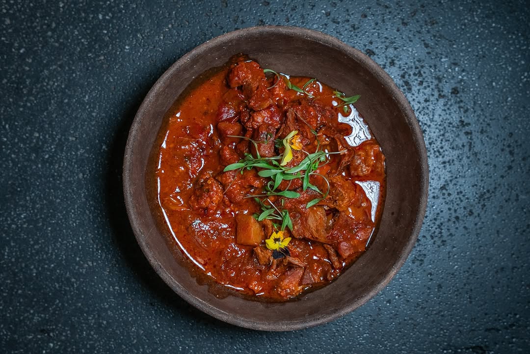 Chicharrón de res en el restaurante muy