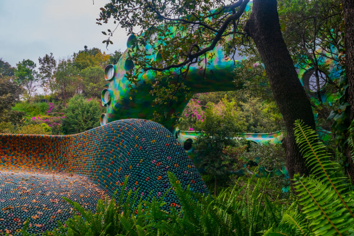 El Nido de Quetzalcóatl basado en una arquitectura orgánica con materiales naturales