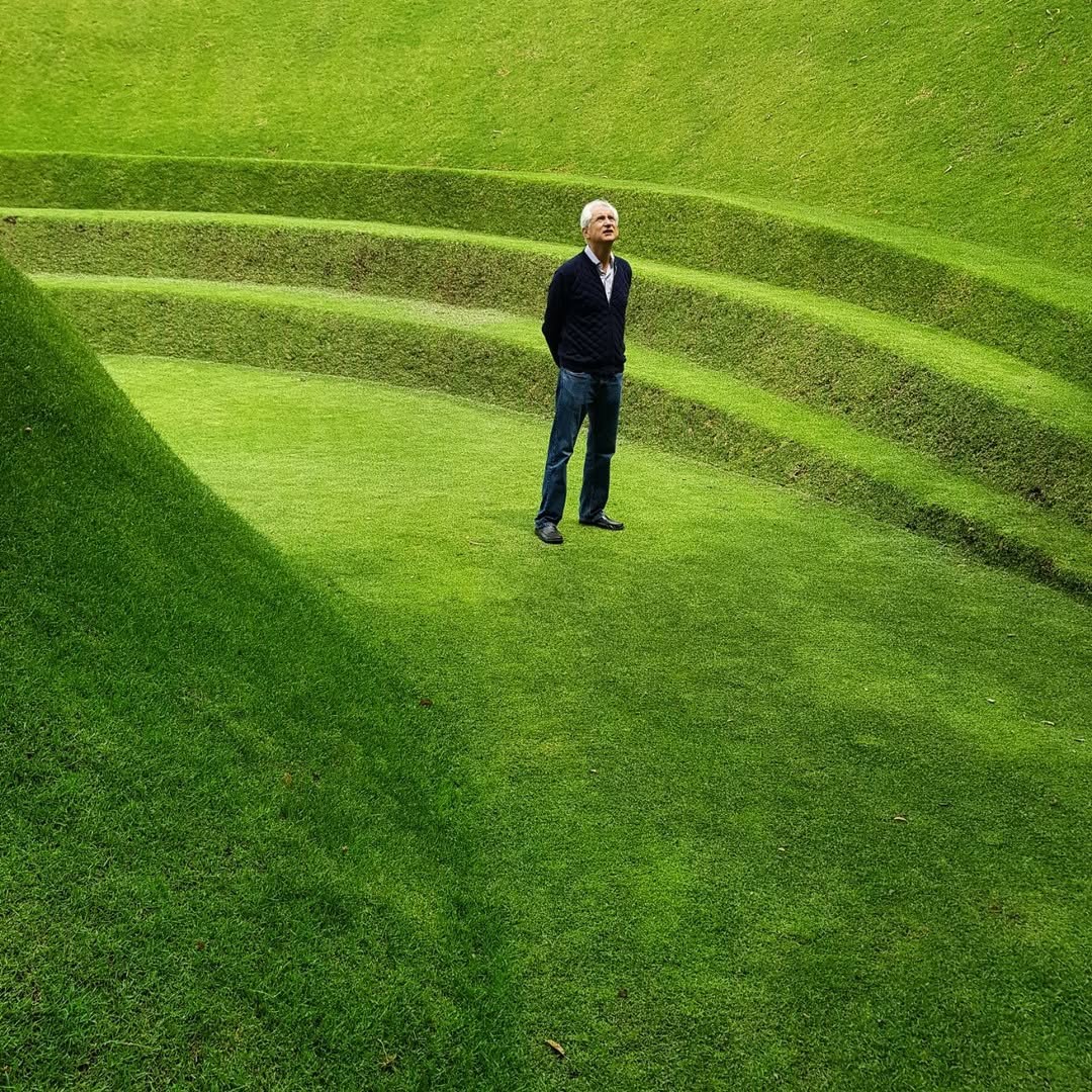 Arquitecto mexicano Javier Senosiain, en los jardínes del Nido de Quetzalcóatl