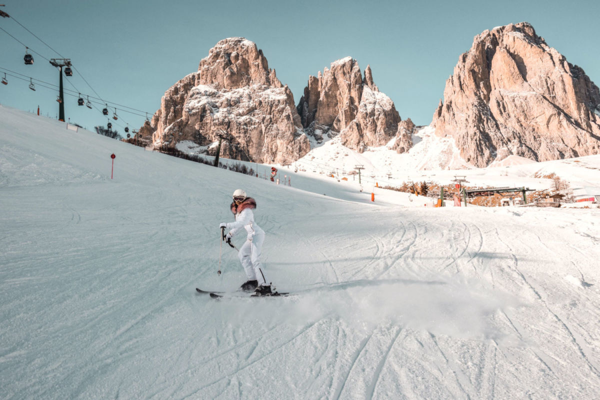 Destino de nieve y mujer esquiando. 