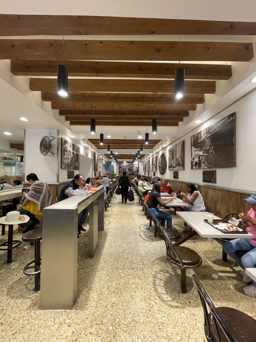 Zona de comedor de la Pastelería Madrid