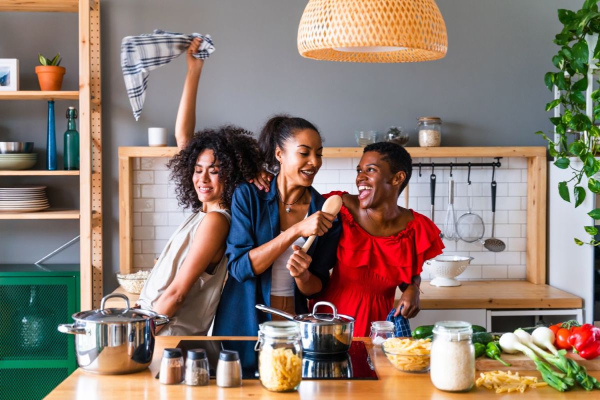 Cocinar juntas es un excelente plan para pasar tiempo de calidad con tus amigas este 14 de febrero