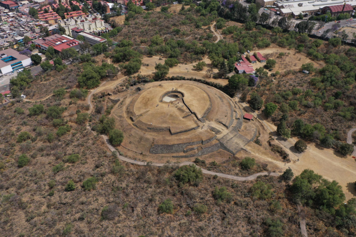 zona arqueológica de Cuicuilco a un costado del periférico sur