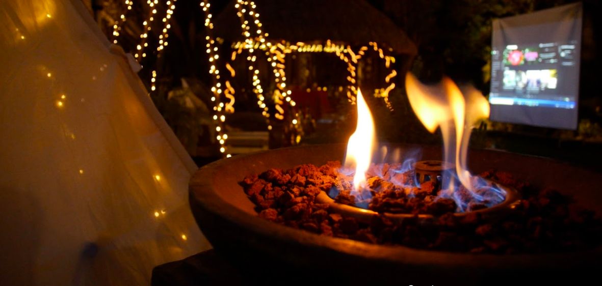 La cena romántica incluye la proyección de una película y una cálida fogata
