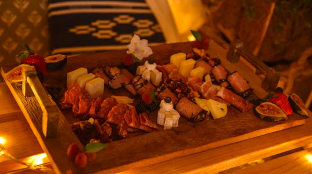 Tabla de quesos y carnes frías para una cita romántica en el Centro Cultural Piamonte