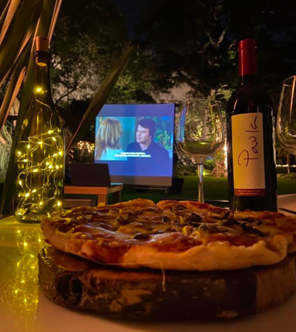 Disfruta una película al aire libre en el jardín romántico del Centro Cultural Piamonte