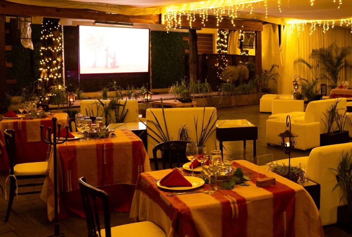 La experiencia incluye la proyección de una película y una cena romántica con tu pareja