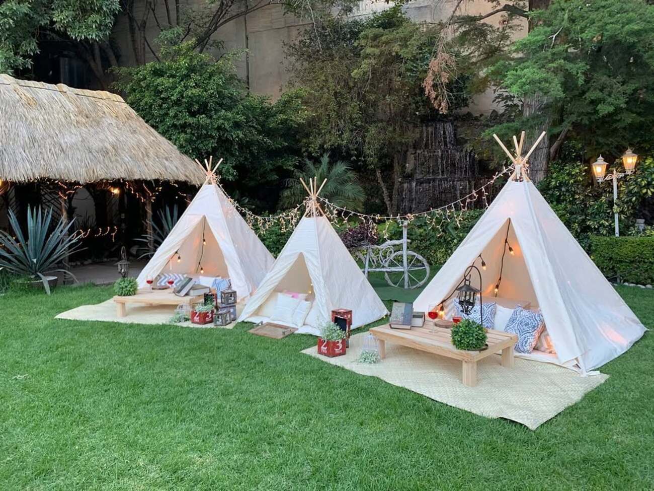 Teepee indio decorado para una cita romántica