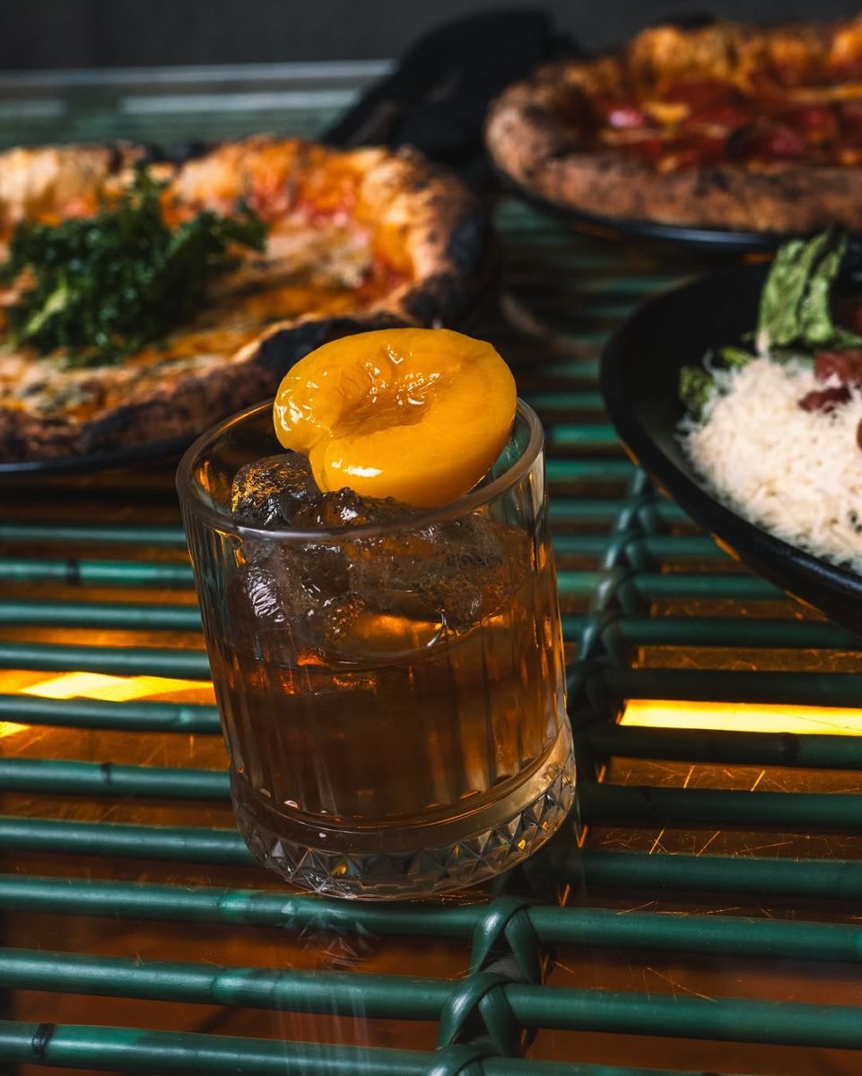 Plan con amigas en restaurante de pizza con vinilos en la colonia Juárez.