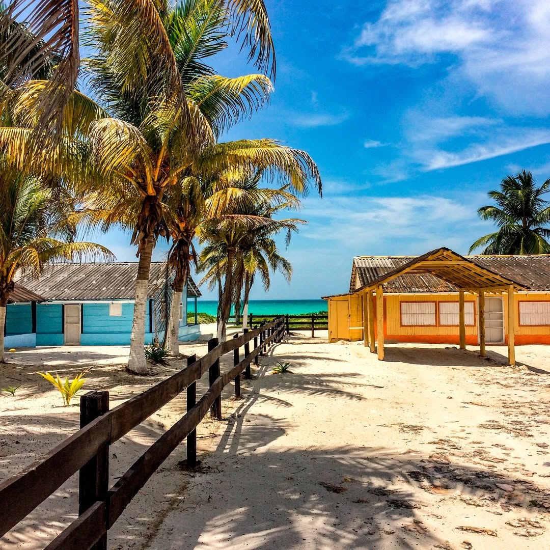 Playa de agua turquesa en la costa Yucateca. 