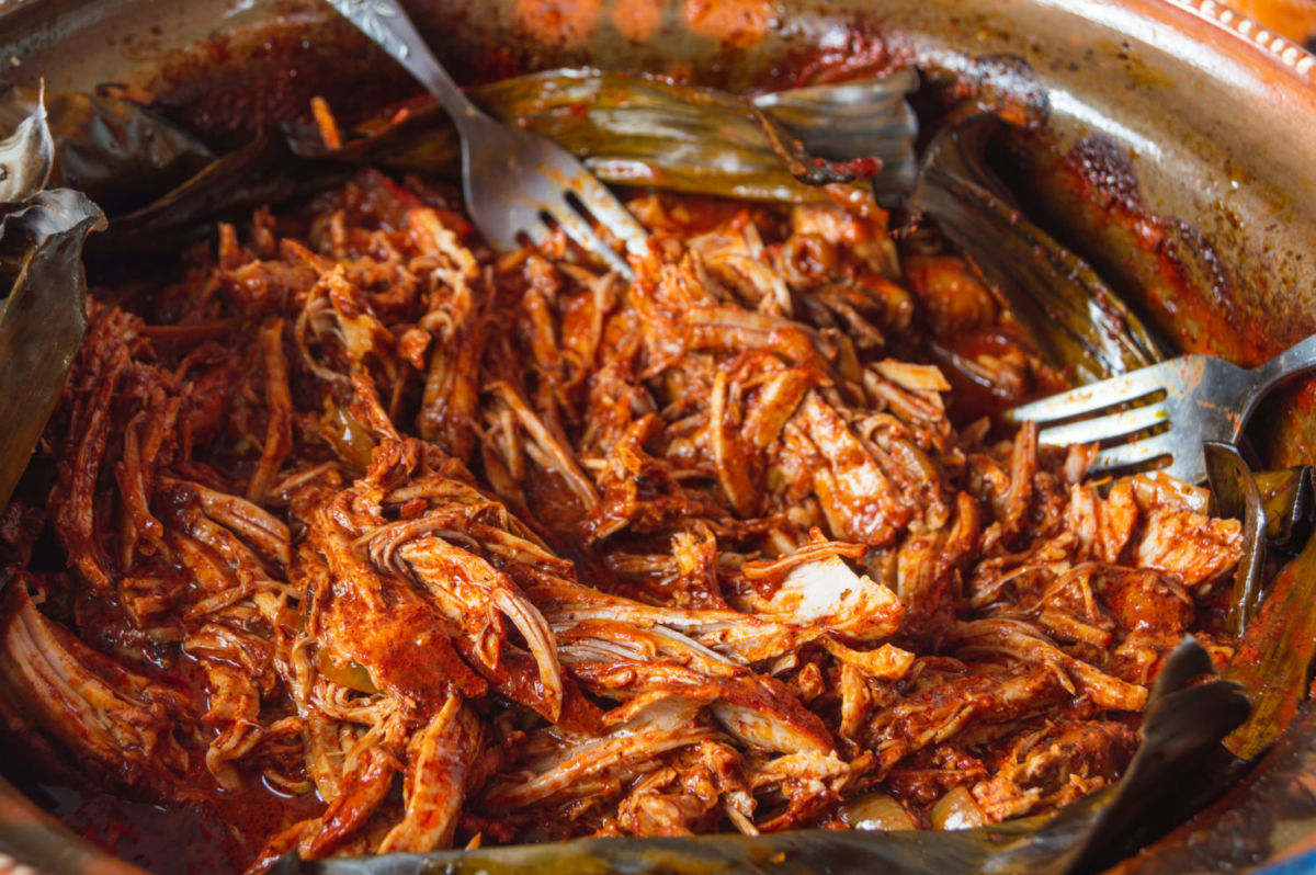 La cochinilla pibil es un plato típico de la cocina yucateca 