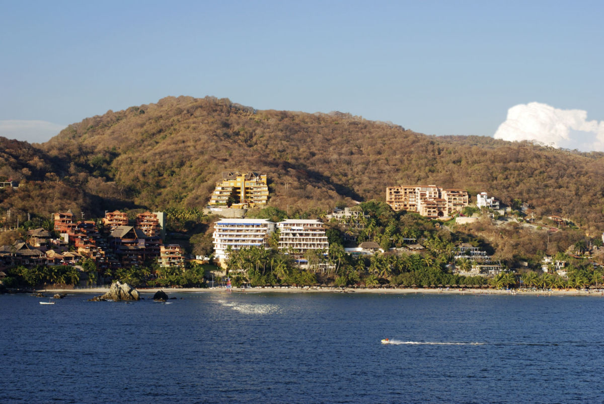Playa La Ropa se ubica a 9 minutos del centro de Zihuatanejo 