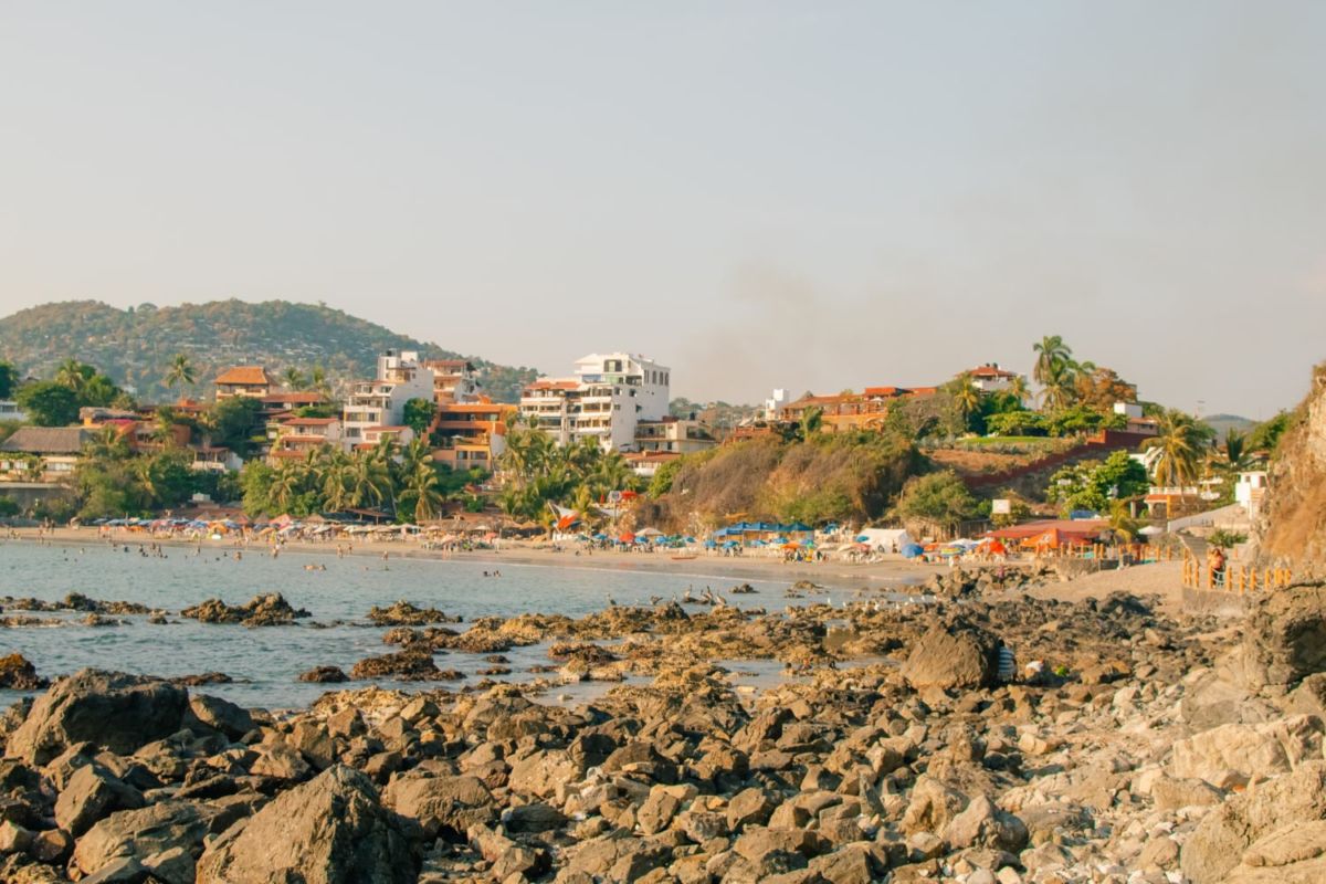 Si Acapulco no se hubiera masificado, sería como esta playa de Guerrero que todavía no se llena 