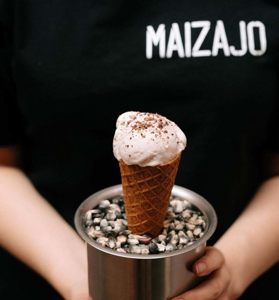 Helado de pinole de maíz azul por Maizajo Restaurante en la CDMX. 