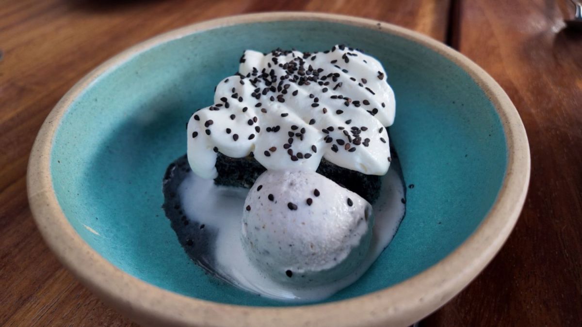 Pastel tres leches de maíz azul en Maizajo, CDMX.