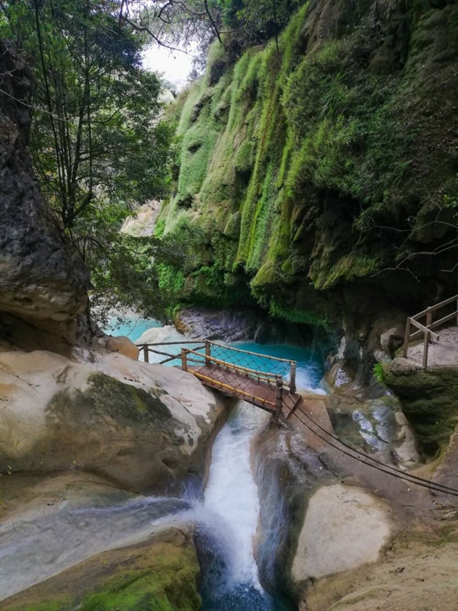 Con puentes de madera para moverte de una poza a otra