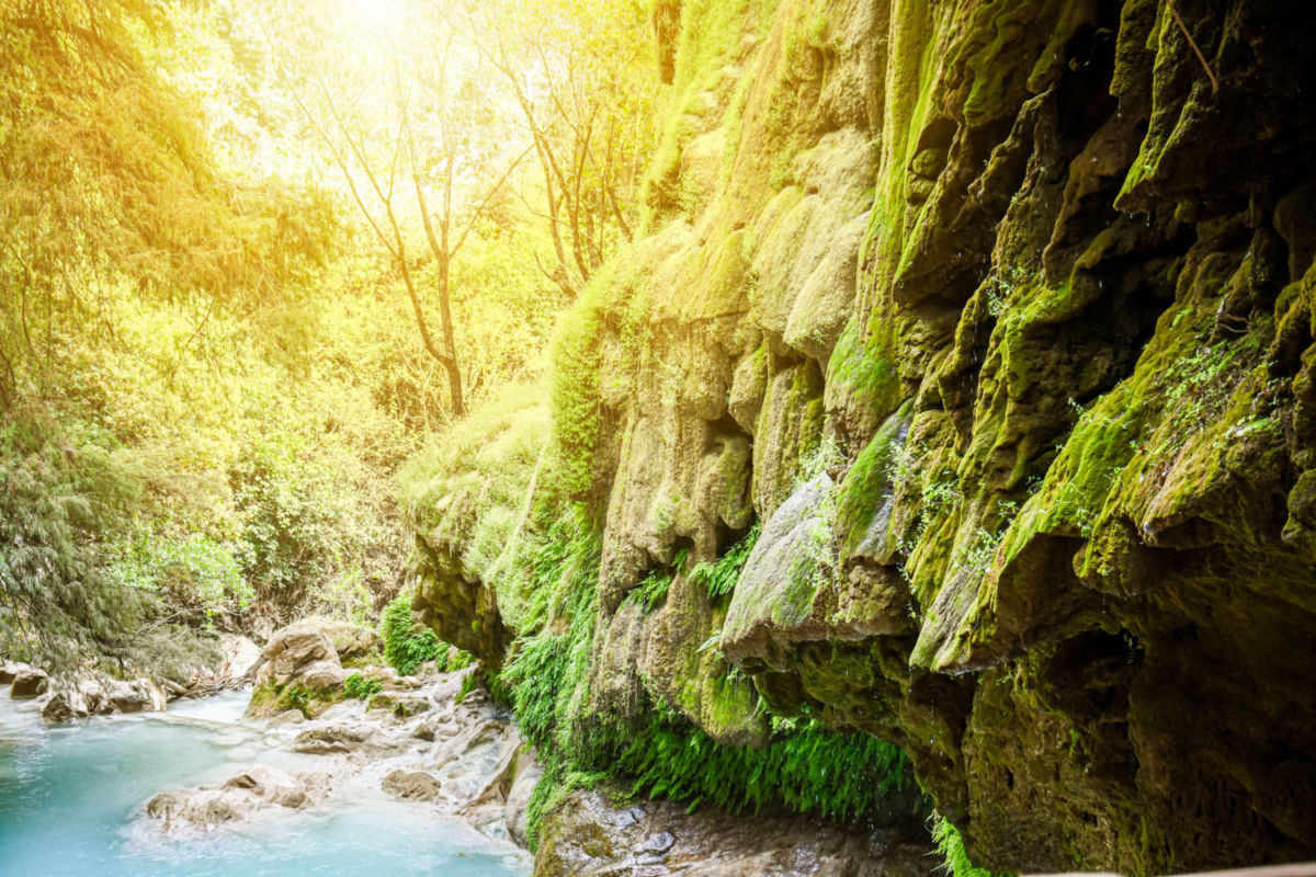 Un paraíso natural rodeado de cascadas y formaciones rocosas