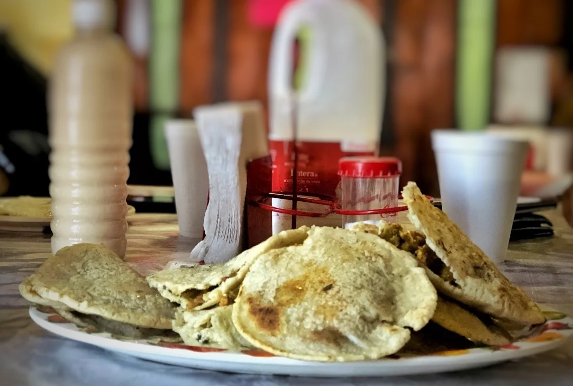 Gorditas rellenas de guisados, la gastronomía de Nombre de Dios